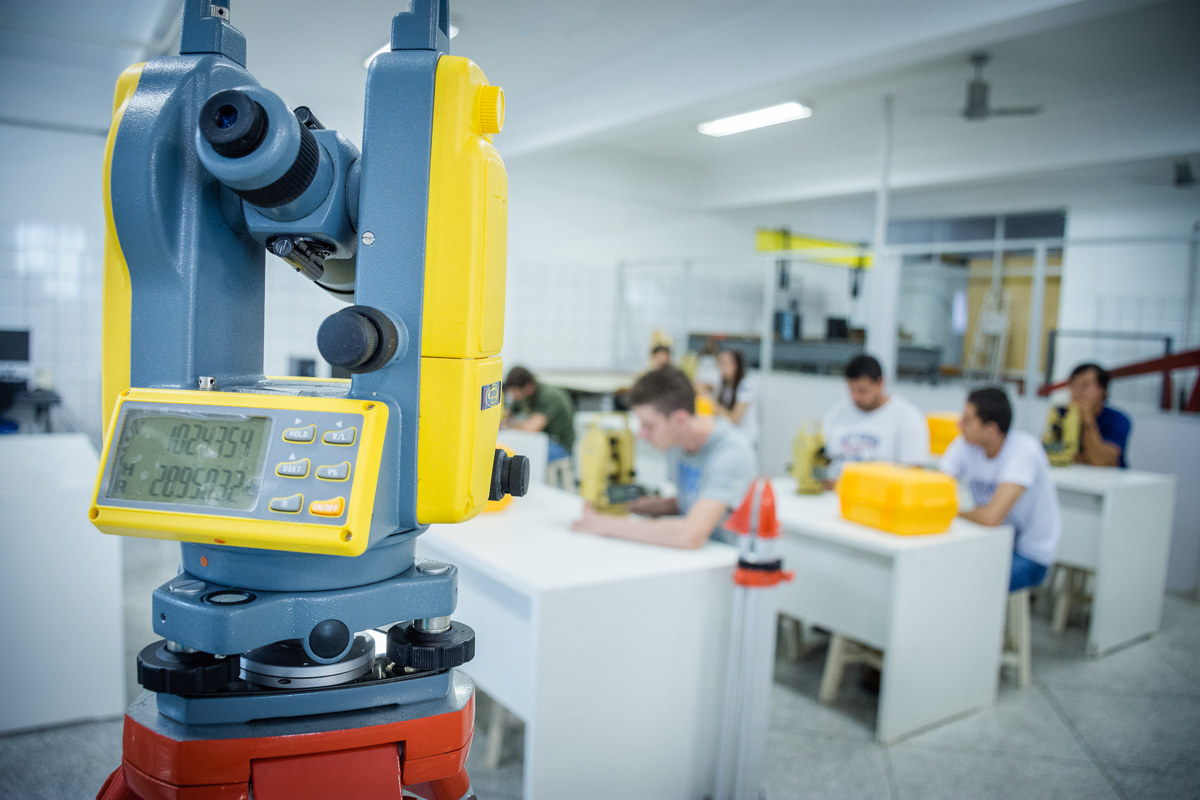 Laboratório de estruturas, topografia e geoprocessamento